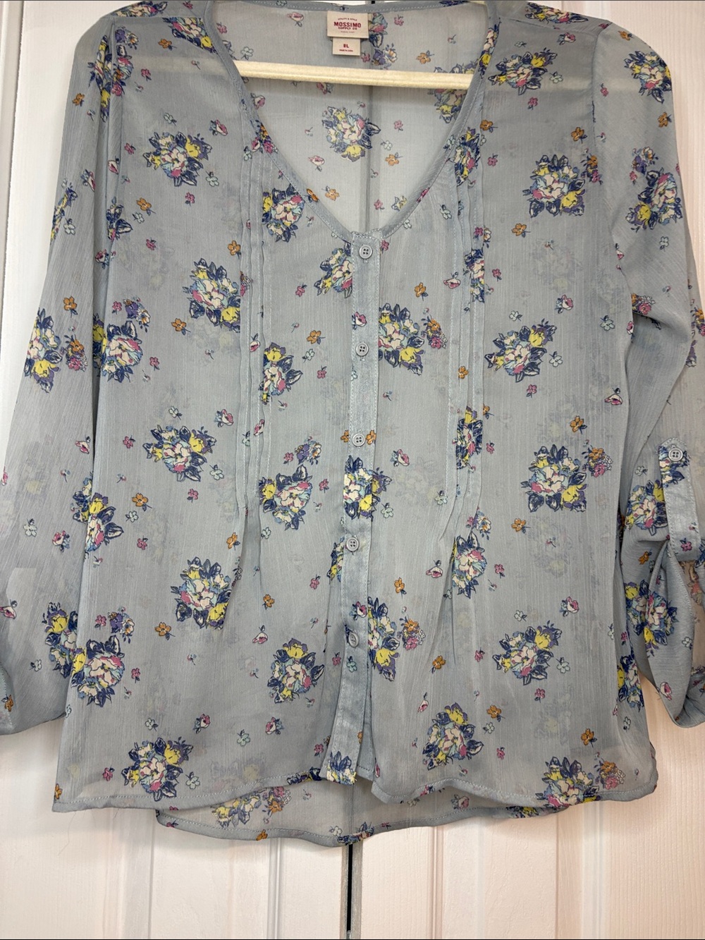 Mossimo Supply Co. Light Gray Floral V-Neck Button Blouse